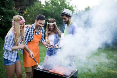 Arkadaşlar barbekü partisinin tadını çıkarıyorlar.