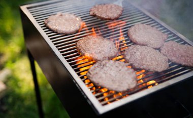 Barbekü üzerinde kömürler üzerinde Lezzetli ızgara et