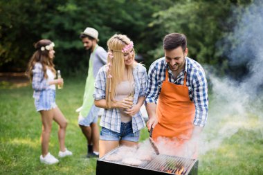 Arkadaşlar barbekü partisinin tadını çıkarıyorlar.