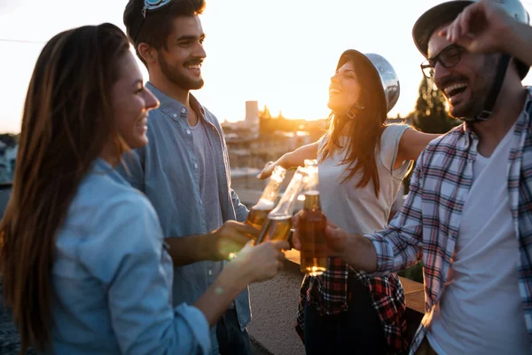 Grupo Jóvenes Amigos Felices Teniendo Fiesta Azotea —  Fotos de Stock