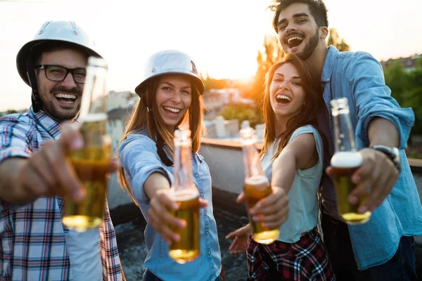 Groep Van Gelukkige Jonge Vrienden Hebben Feest Het Dak — Stockfoto