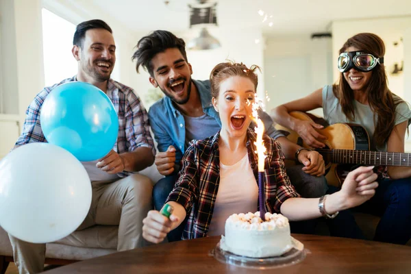 Doğum günü kutluyor ve zevk arkadaş grubu