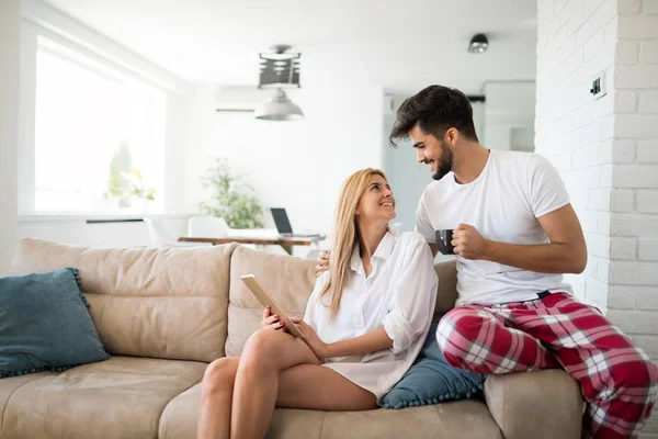 Unga Attraktiva Paret Spenderar Tid Tillsammans Hemma Med Hjälp Surfplatta — Stockfoto