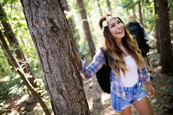 Caminante Mujer Joven Con Mochila Caminando Camino Bosque Verano — Foto de Stock