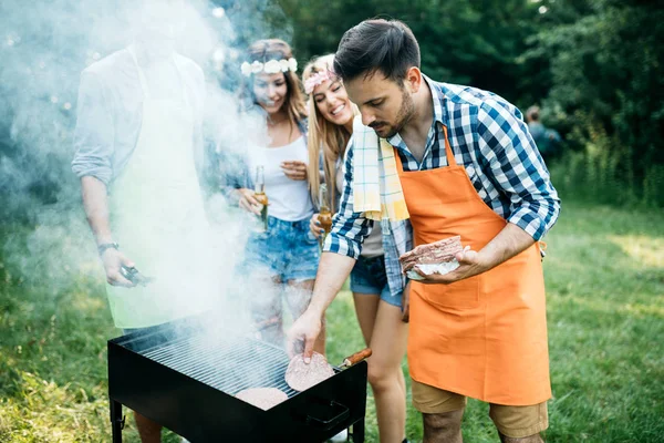 Amigos Divirtiéndose Asando Carne Disfrutando Fiesta Barbacoa —  Fotos de Stock