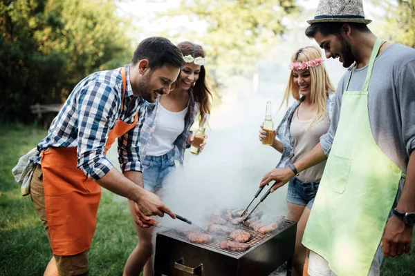 Amigos Divirtiéndose Asando Carne Disfrutando Fiesta Barbacoa — Foto de Stock