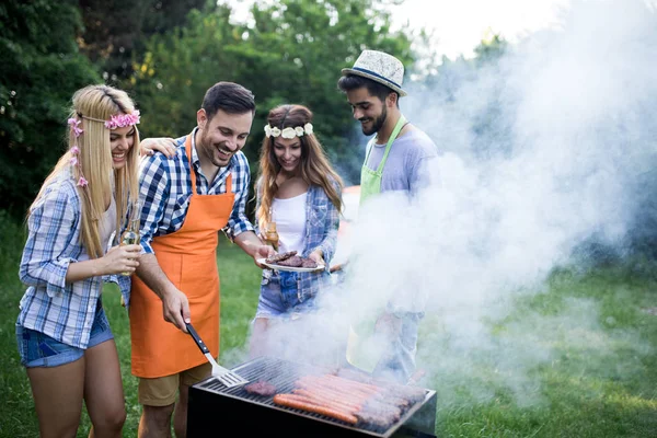 Arkadaşlar barbekü partisinin tadını çıkarıyorlar.