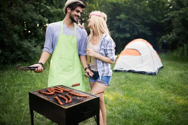 Vrienden Met Plezier Genieten Van Bbq Feest — Stockfoto