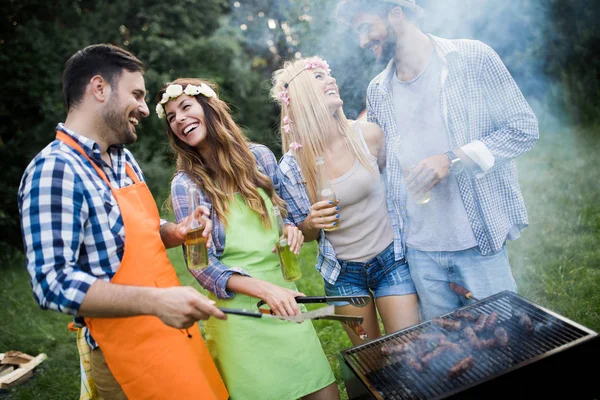 Przyjaciele Zabawy Grillowanie Mięsa Korzystających Bbq Party — Zdjęcie stockowe