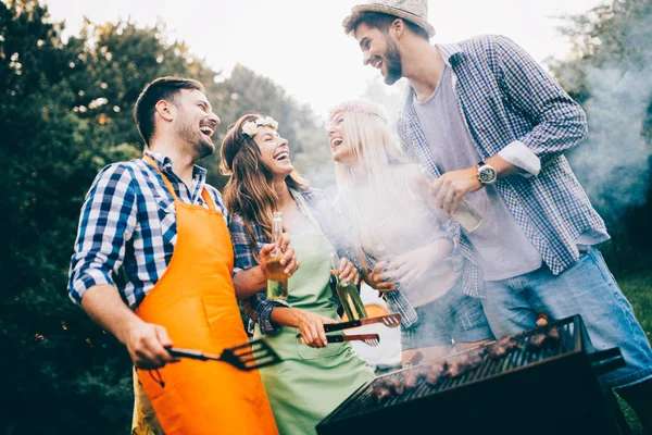 Freunde Haben Spaß Beim Grillen Von Fleisch Genießen Grillparty — Stockfoto