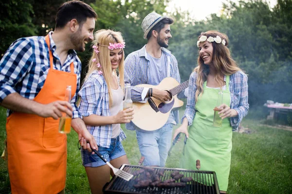 Barátok Szórakozás Grillezés Hús Élvezi Bbq Party — Stock Fotó