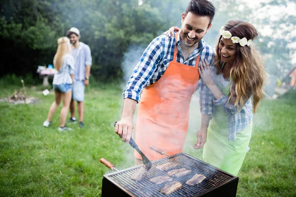 Grupp Vänner Som Har Grill Fest Skogen — Stockfoto