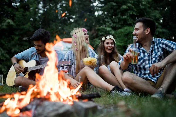 Gelukkige Vrienden Die Muziek Spelen Genieten Van Vreugdevuur Natuur — Stockfoto