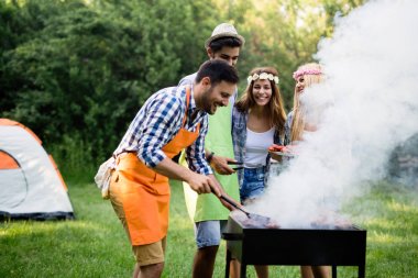Arkadaşlar barbekü partisinin tadını çıkarıyorlar.