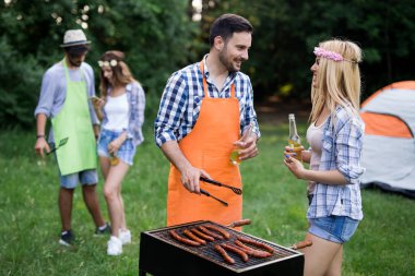 Arkadaşlar barbekü partisinin tadını çıkarıyorlar.