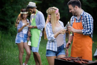 Arkadaşlar barbekü partisinin tadını çıkarıyorlar.