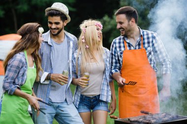 Arkadaşlar barbekü partisinin tadını çıkarıyorlar.