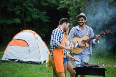 Arkadaşlar barbekü partisinin tadını çıkarıyorlar.