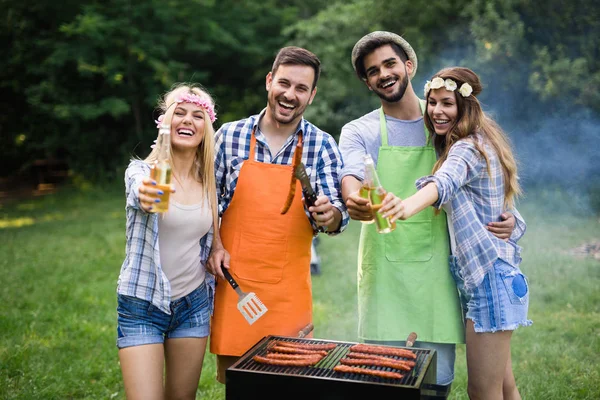 Prieteni Având Distracție Gratar Carne Bucurându Bbq Petrecere — Fotografie, imagine de stoc