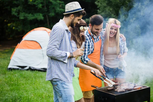 Amigos Divirtiéndose Asando Carne Disfrutando Fiesta Barbacoa —  Fotos de Stock