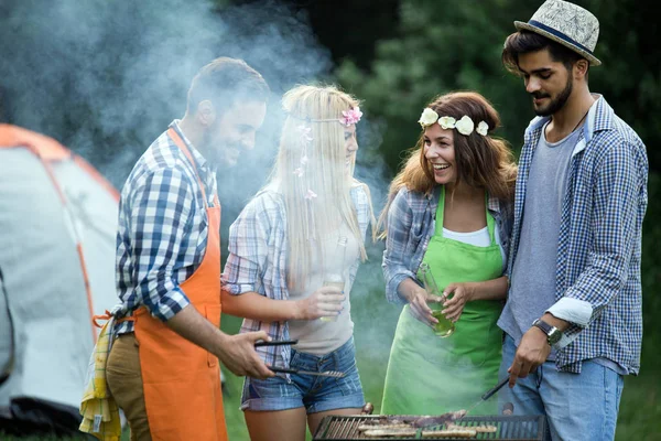 Vrienden Hebben Plezier Grillen Vlees Genieten Bbq Partij — Stockfoto