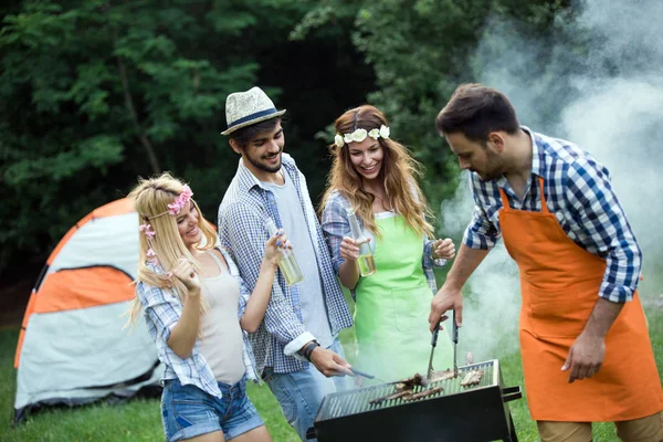 Vrienden Hebben Plezier Grillen Vlees Genieten Bbq Partij — Stockfoto