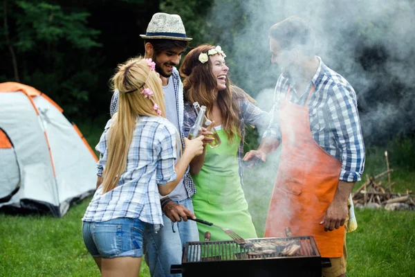 Vrienden Hebben Plezier Grillen Vlees Genieten Bbq Partij — Stockfoto