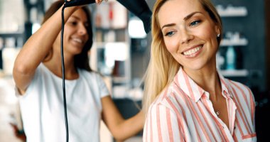 Kuaför Salonu mutlu bir kadın portresi