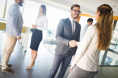 Çekici iş arkadaşlarının ofiste konuştuğu resim