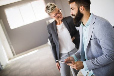 Çekici iş arkadaşlarının ofiste konuştuğu resim