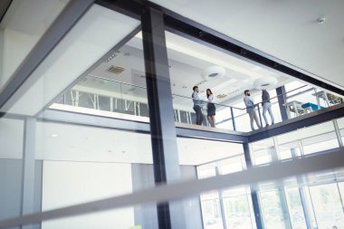 Resim iş adamları kendi şirketindeki birlikte tartışıyor