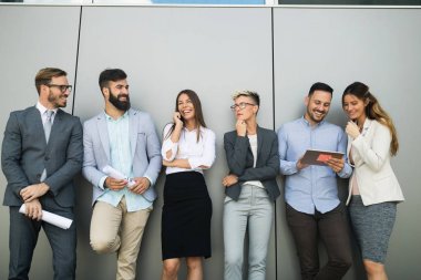 Resim iş adamları kendi şirketindeki birlikte tartışıyor