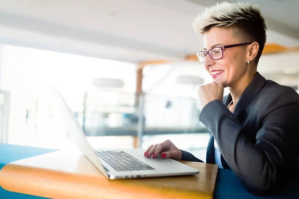 Porträt Einer Geschäftsfrau Die Modernen Büro Computer Arbeitet — Stockfoto