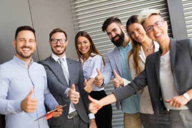 Resim iş adamları kendi şirketindeki birlikte tartışıyor