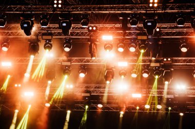 Resim parlak konser aydınlatma müzik sahne