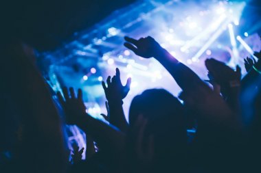 Konserde müzik performans zevk mutlu kalabalık tezahürat