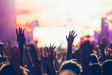 Resim Müzik Festivali'nde insanlar dans partisi