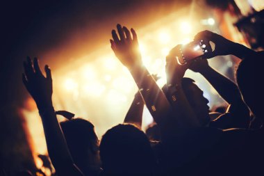 Kalabalığı eğlendirmekten elleri havada Müzik Festivali'nde zevk