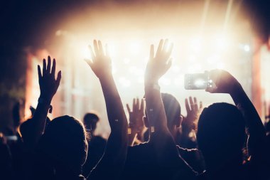Kalabalığı eğlendirmekten elleri havada Müzik Festivali'nde zevk