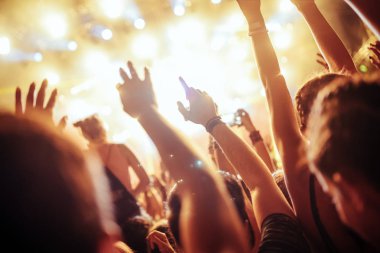 Müzik Festivali'nde zevk mutlu dans kalabalık portresi