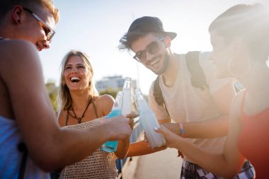 Grup genç kentsel arkadaşıyla birlikte eğleniyor