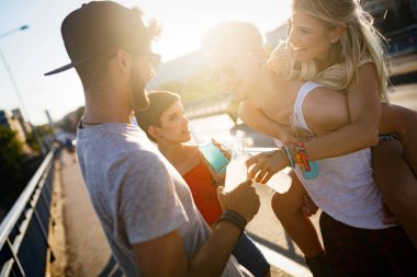 Grup genç kentsel arkadaşıyla birlikte eğleniyor