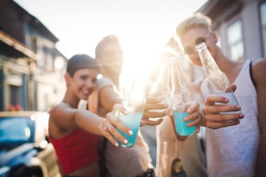 Grup genç kentsel arkadaşıyla birlikte eğleniyor