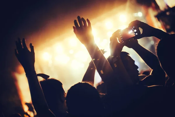 Doping Tłumu Rękami Powietrzu Korzystających Festiwalu Muzyki — Zdjęcie stockowe