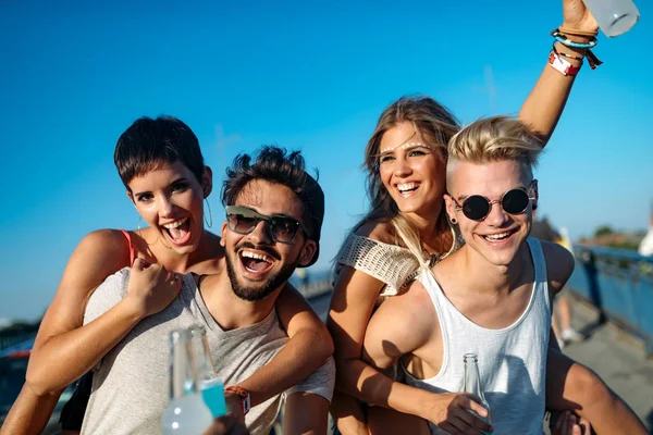 Gruppe Junger Urbaner Freunde Die Zusammen Spaß Haben — Stockfoto