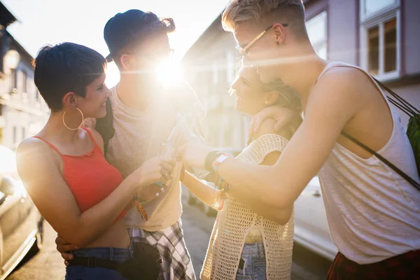 Grupo Jovens Amigos Urbanos Divertindo Juntos — Fotografia de Stock