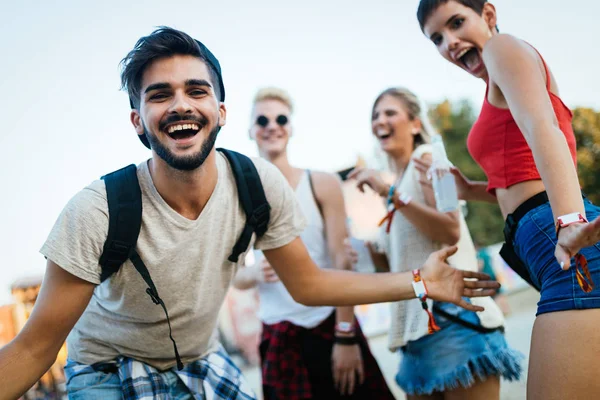 Feliz Joven Amigos Divirtiéndose Festival Música — Foto de Stock