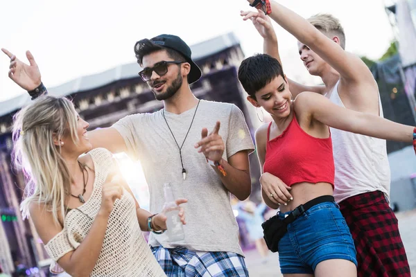 Feliz Joven Amigos Divirtiéndose Festival Música — Foto de Stock