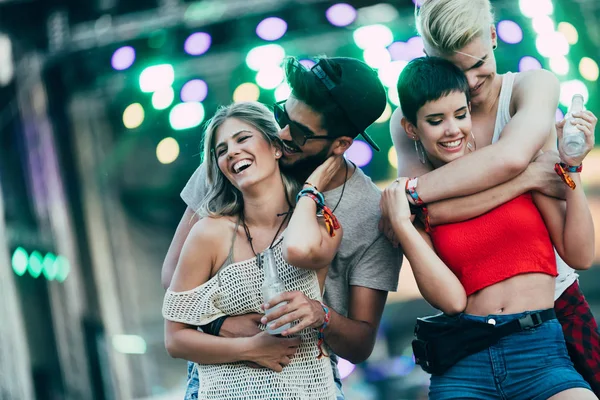 Mutlu genç arkadaşlar müzik festivalinde eğleniyor.