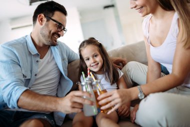 Mutlu aile eğleniyor evde zaman